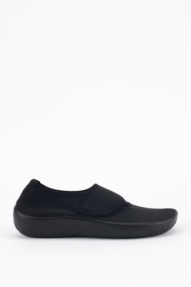 Comana – Elstech Adjustable Slip-On – Black