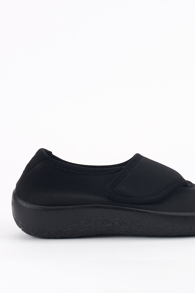 Comana – Elstech Adjustable Slip-On – Black